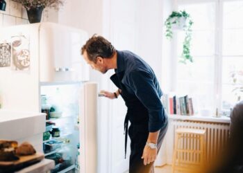 Холодильник перестал морозить: что произошло и как устранить неполадки