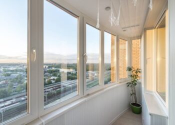 Как осуществляется установка ПВХ балконов: основные правила работы