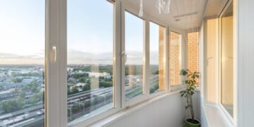 Как осуществляется установка ПВХ балконов: основные правила работы