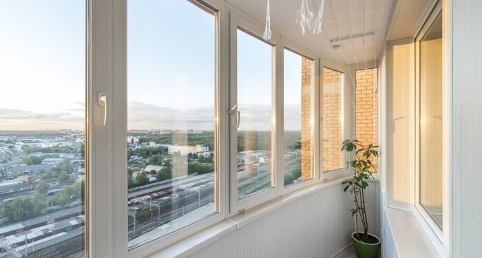 Как осуществляется установка ПВХ балконов: основные правила работы