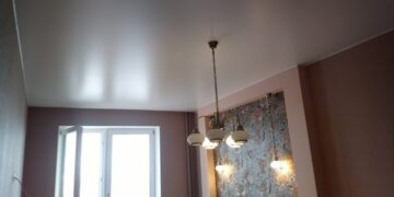 Главные преимущества одноуровневых натяжных потолков и правила их установки