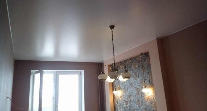 Главные преимущества одноуровневых натяжных потолков и правила их установки