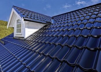 Крыша из металлочерепицы: основные достоинства и установка