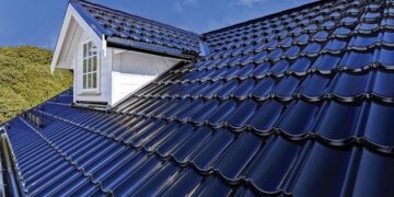 Крыша из металлочерепицы: основные достоинства и установка