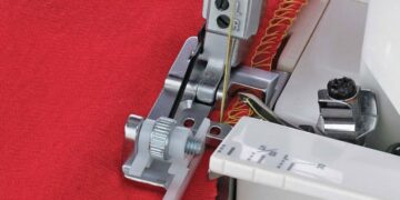 Роликовая лапка оверлока: универсальный инструмент для шитья