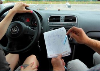 Улучшение навыков вождения: почему обучение в автошколе важно даже при наличии стажа