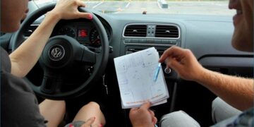 Улучшение навыков вождения: почему обучение в автошколе важно даже при наличии стажа