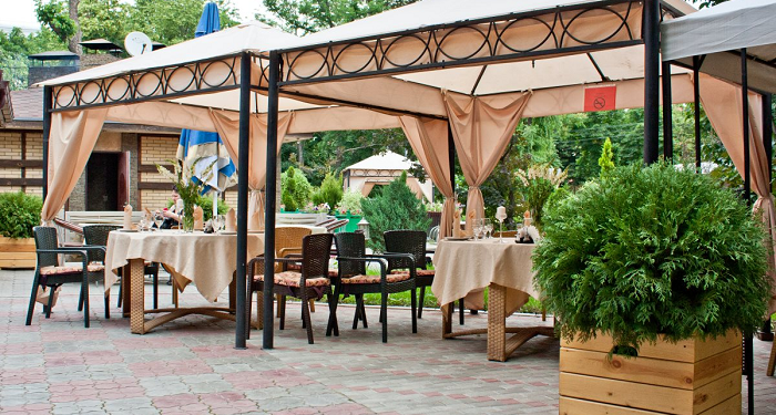 Зручні столи для літніх майданчиків та кафе як переваги вашого закладу