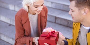 Как выбрать подарок для девушки на первом свидании: эксклюзивные идеи