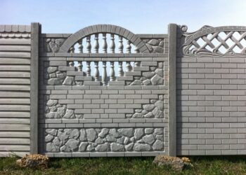 Железобетонный забор: основные требования, виды и правила установки
