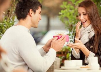 Что подарить девушке на свидании: интересные идеи и полезные советы