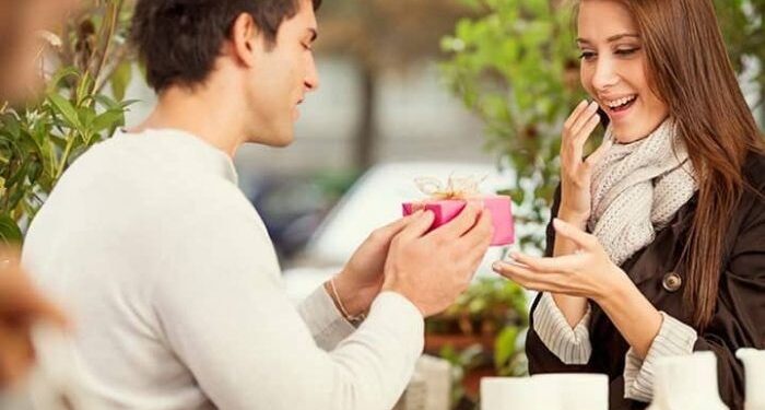 Что подарить девушке на свидании: интересные идеи и полезные советы