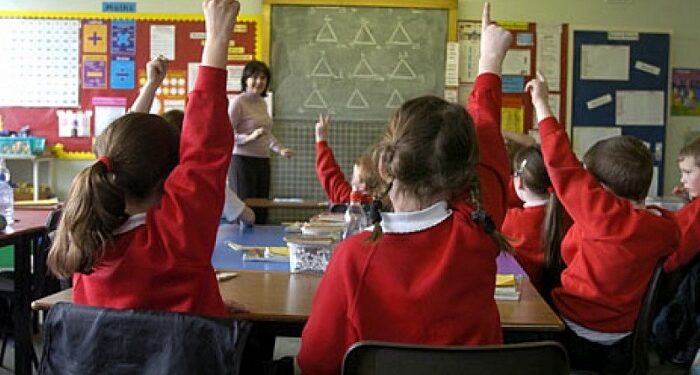 Українські підлітки в Британії: як поєднати місцеву школу та українську дистанційну освіту